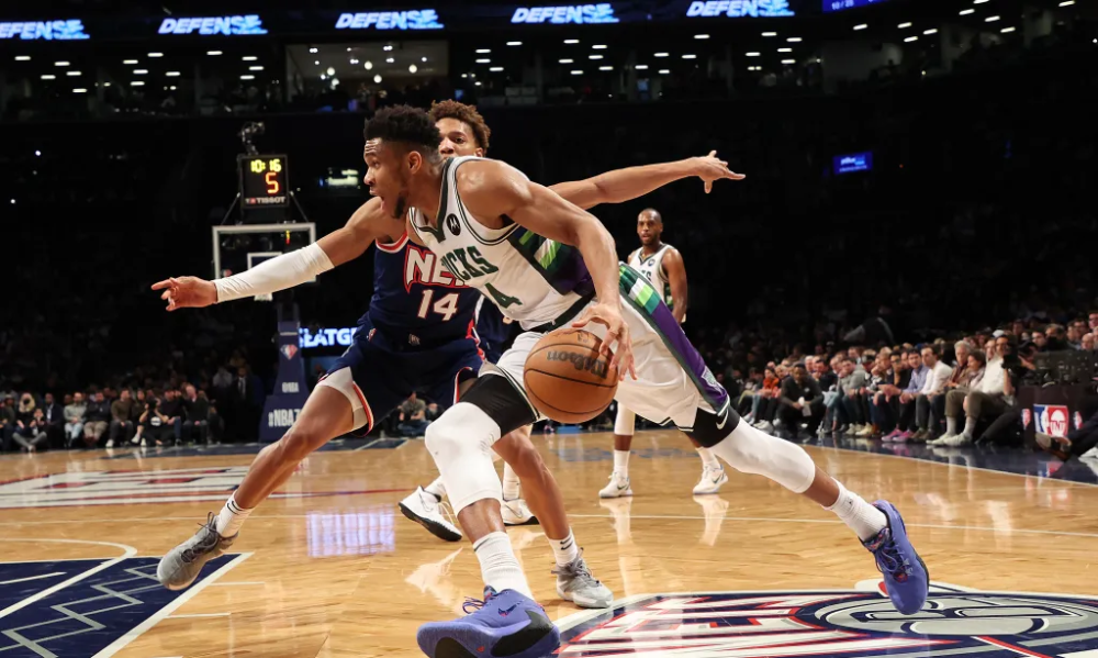  字母哥暴扣统治攻防雄鹿险胜篮网保住东部第二